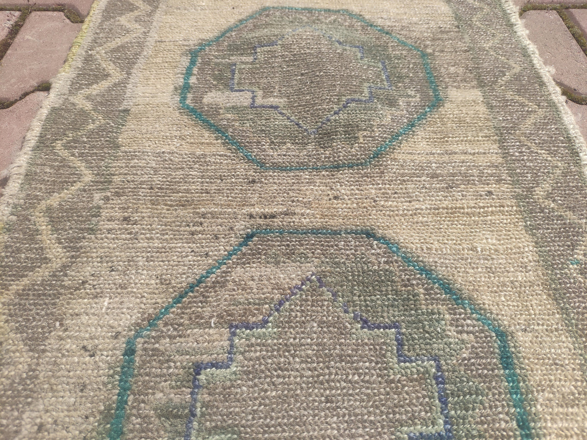 Oushak Boho Rug: Small Vintage Doormat (1.64x2.89 ft)