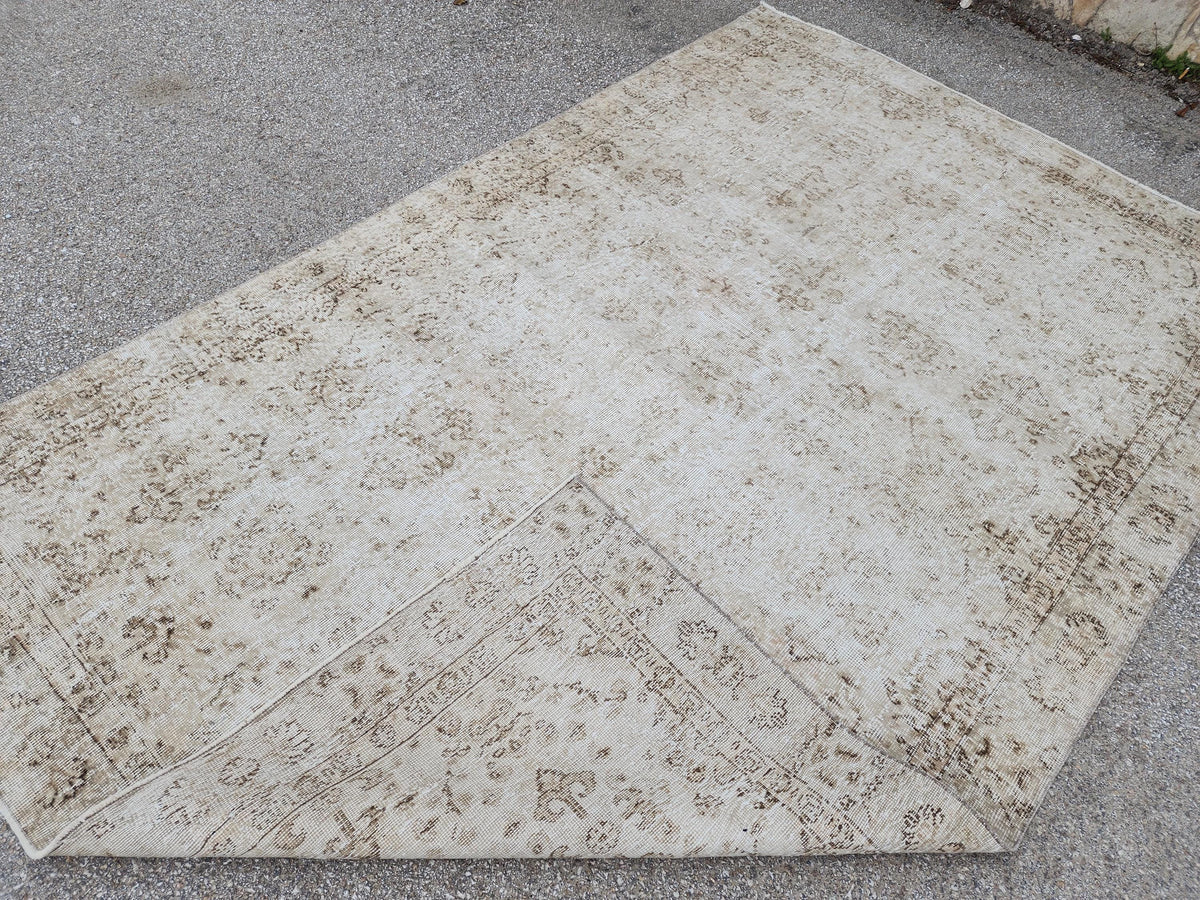 6x9 Vintage Beige Oushak Rug: Turkish Wool, Geometric Design
