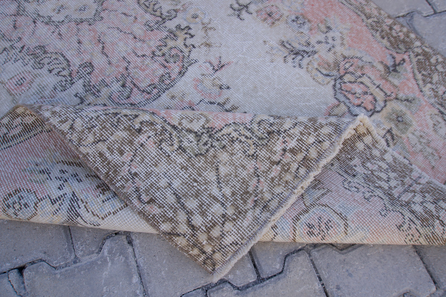 Neutral Small Rug 4x7 ft - sku 1507