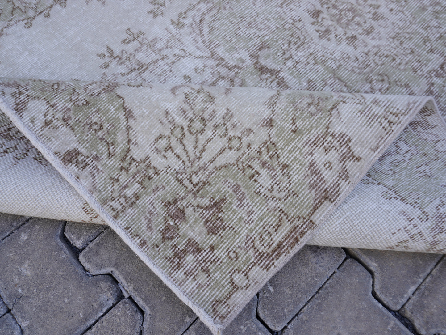 Neutral Small Rug 4x7 ft - sku 1122