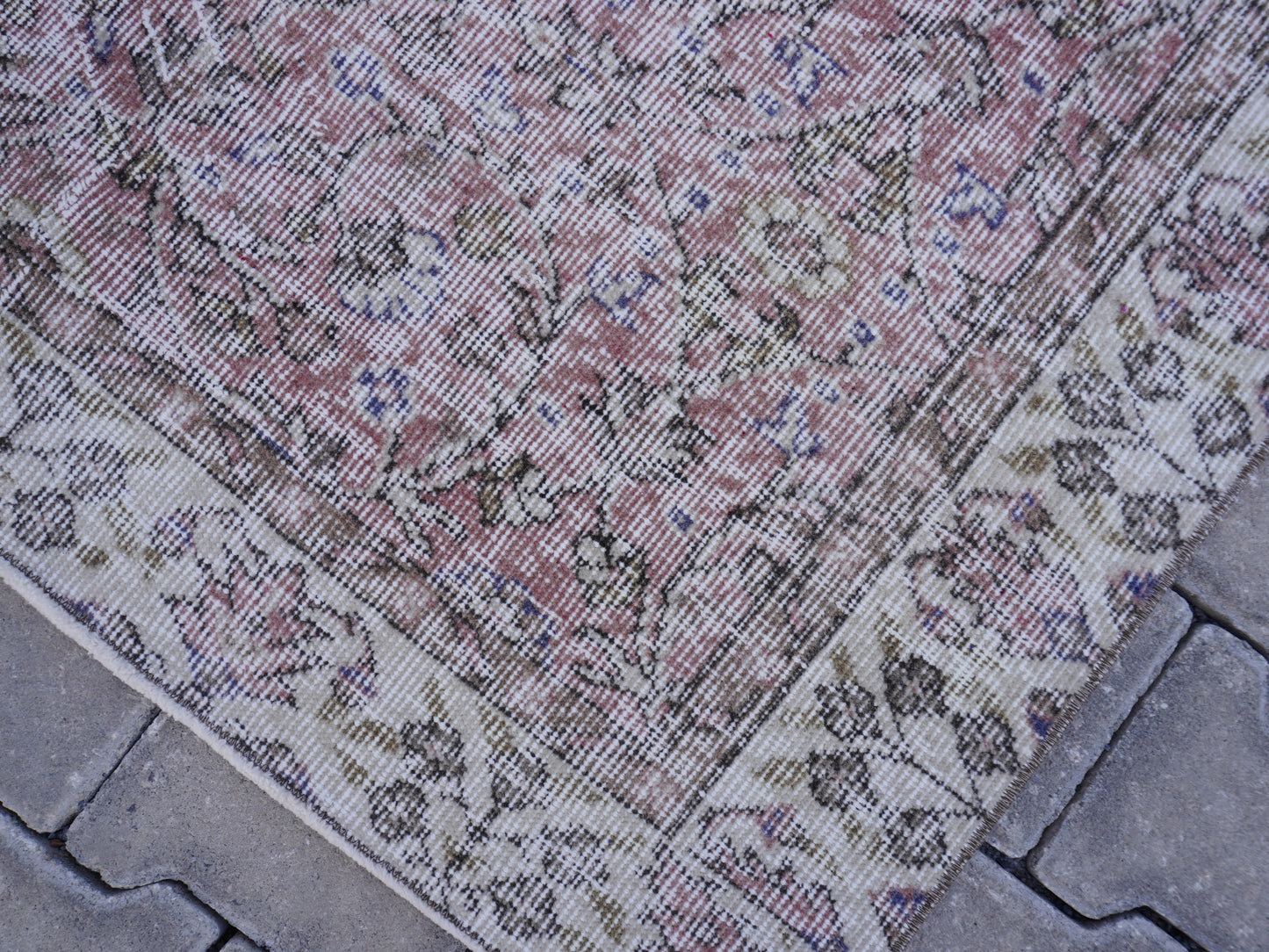 Neutral Small Rug 4x7 ft - sku 916