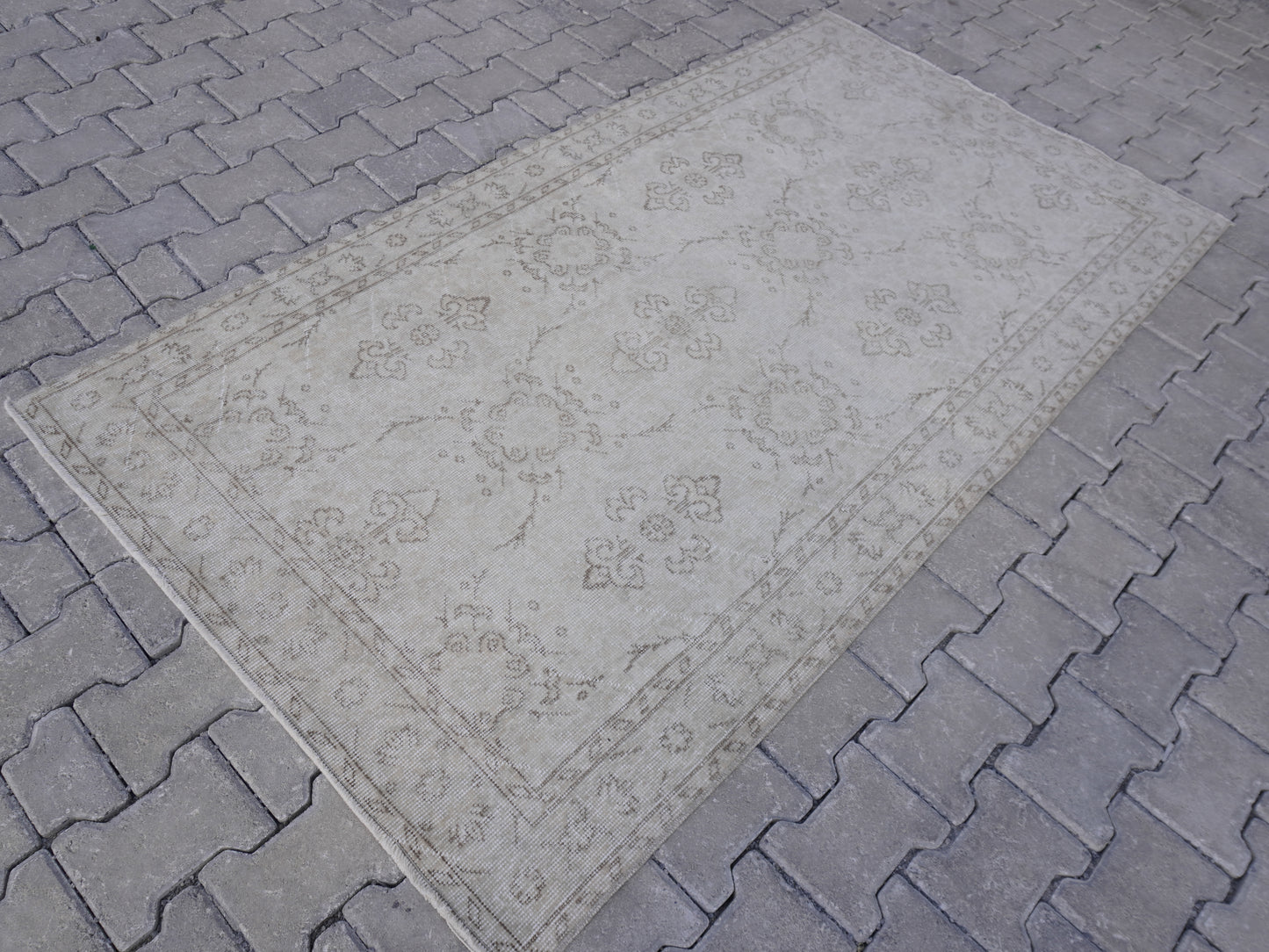 Neutral Small Rug 4x7 ft - sku 1515