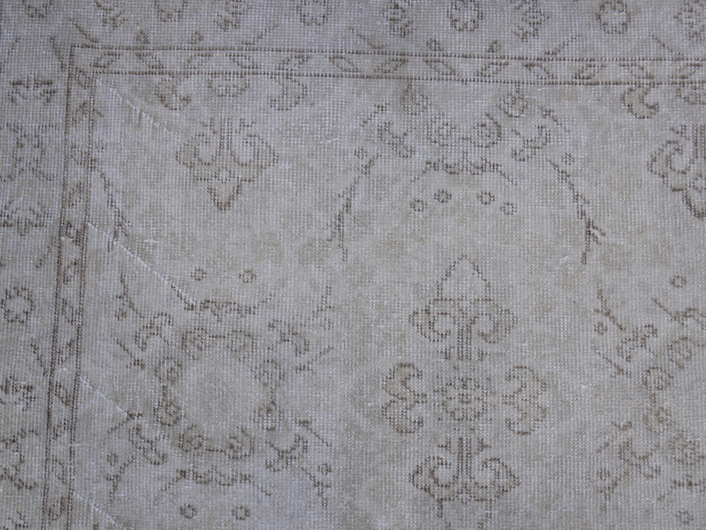 Neutral Small Rug 4x7 ft - sku 1515