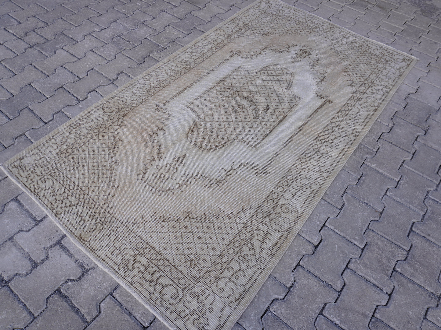 Neutral Small Rug 4x7 ft - sku 1516