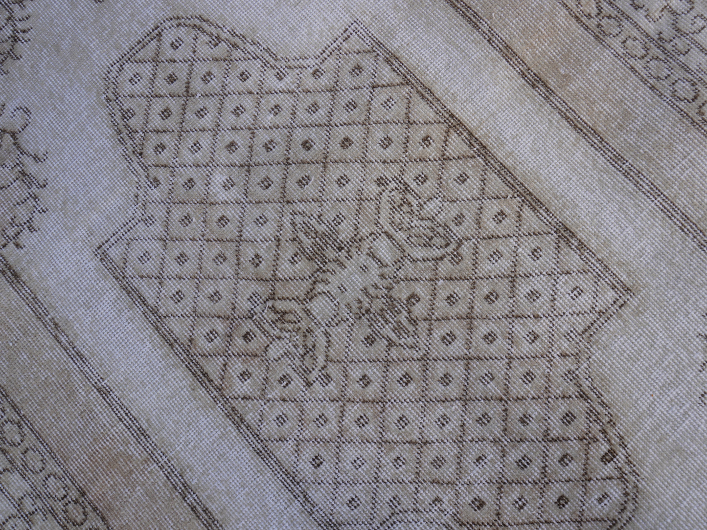 Neutral Small Rug 4x7 ft - sku 1516