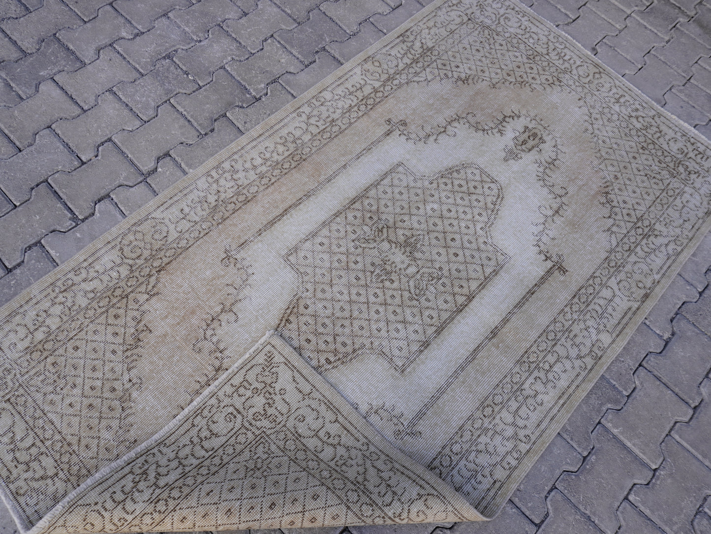 Neutral Small Rug 4x7 ft - sku 1516