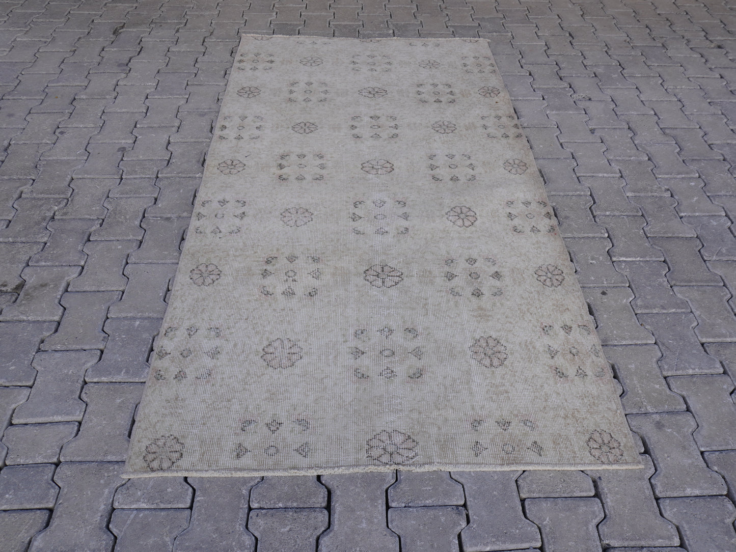 Neutral Small Rug 4x7 ft - sku 1518