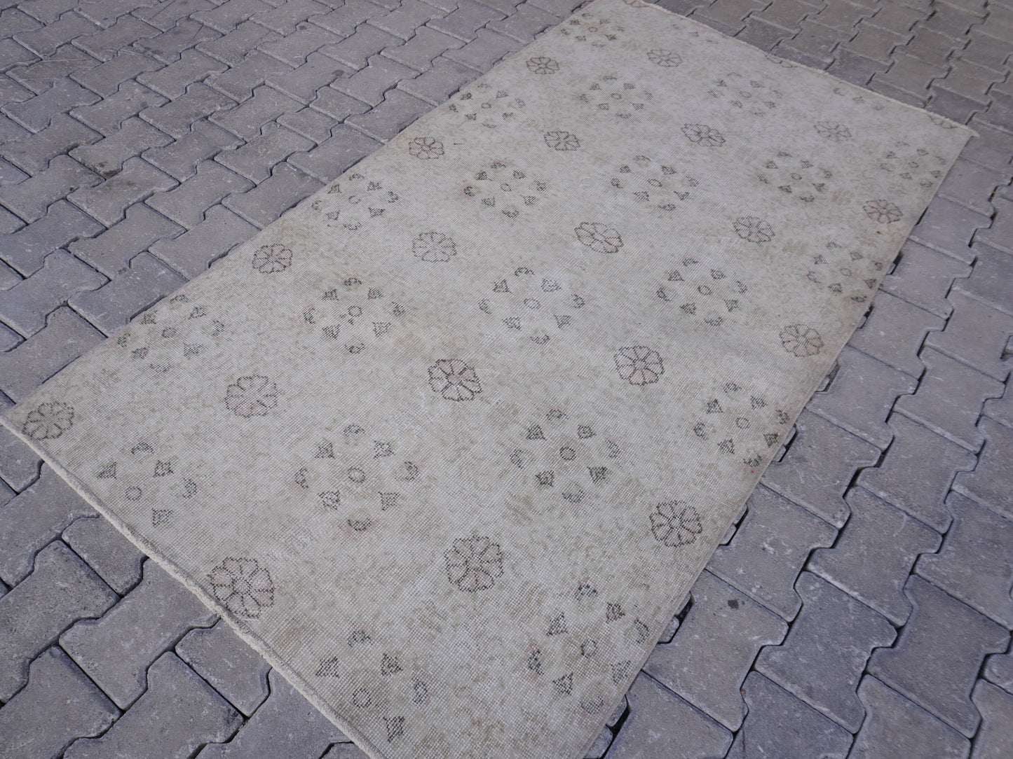 Neutral Small Rug 4x7 ft - sku 1518