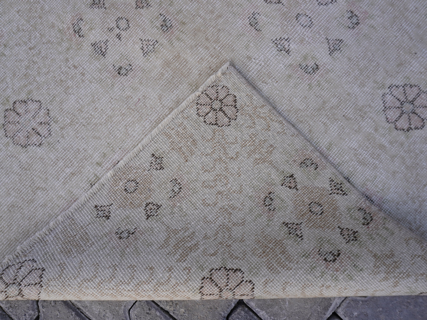 Neutral Small Rug 4x7 ft - sku 1518