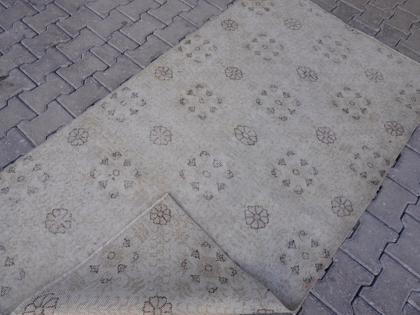 Neutral Small Rug 4x7 ft - sku 1518