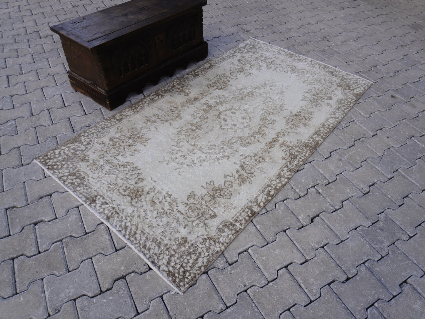 Vintage Neutral Small Rug 4x7 ft - sku 1001