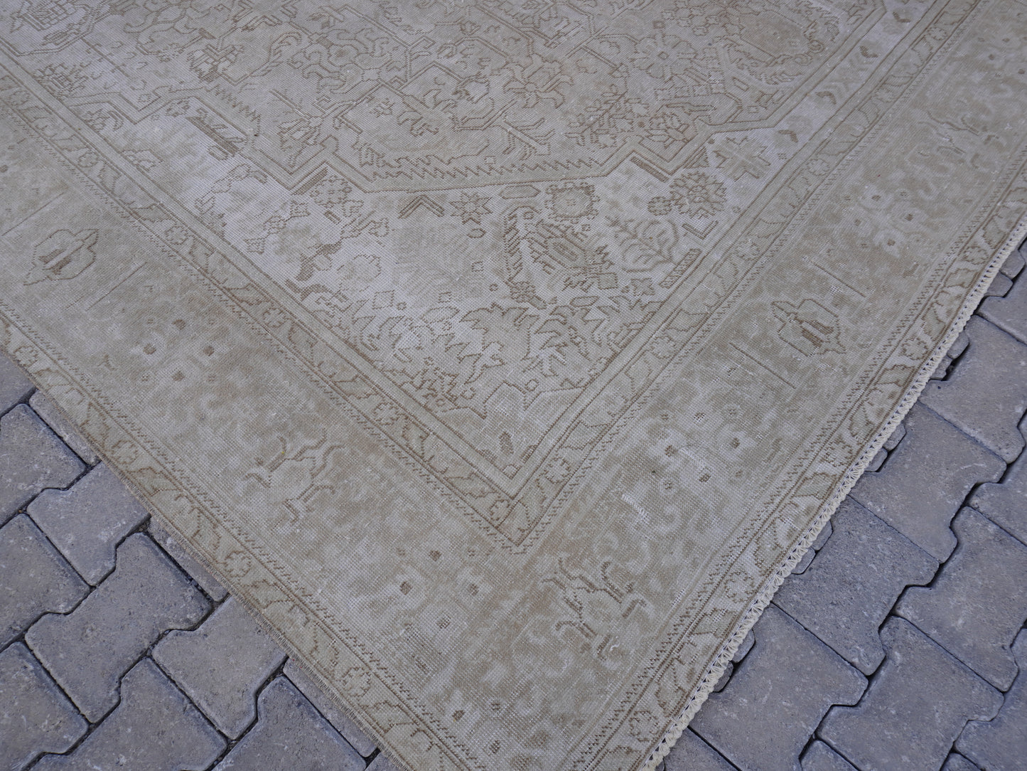Neutral Oversize Vintage Rug 9x12 ft - sku2018