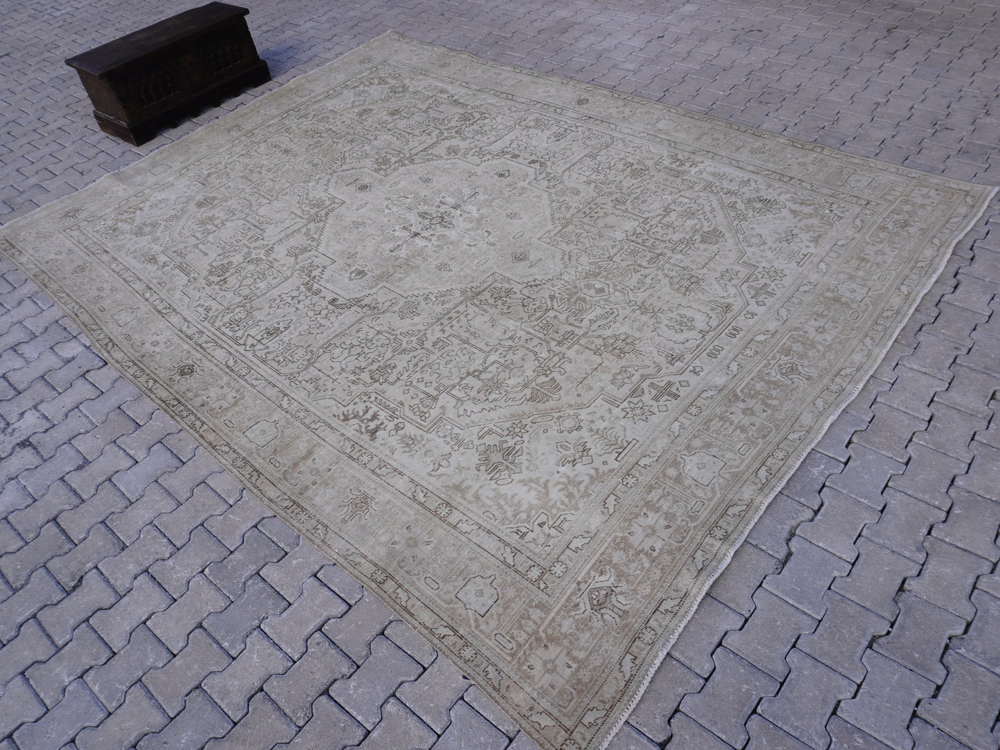 Oversize Neutral Area Rug 9x12 ft - sku2005