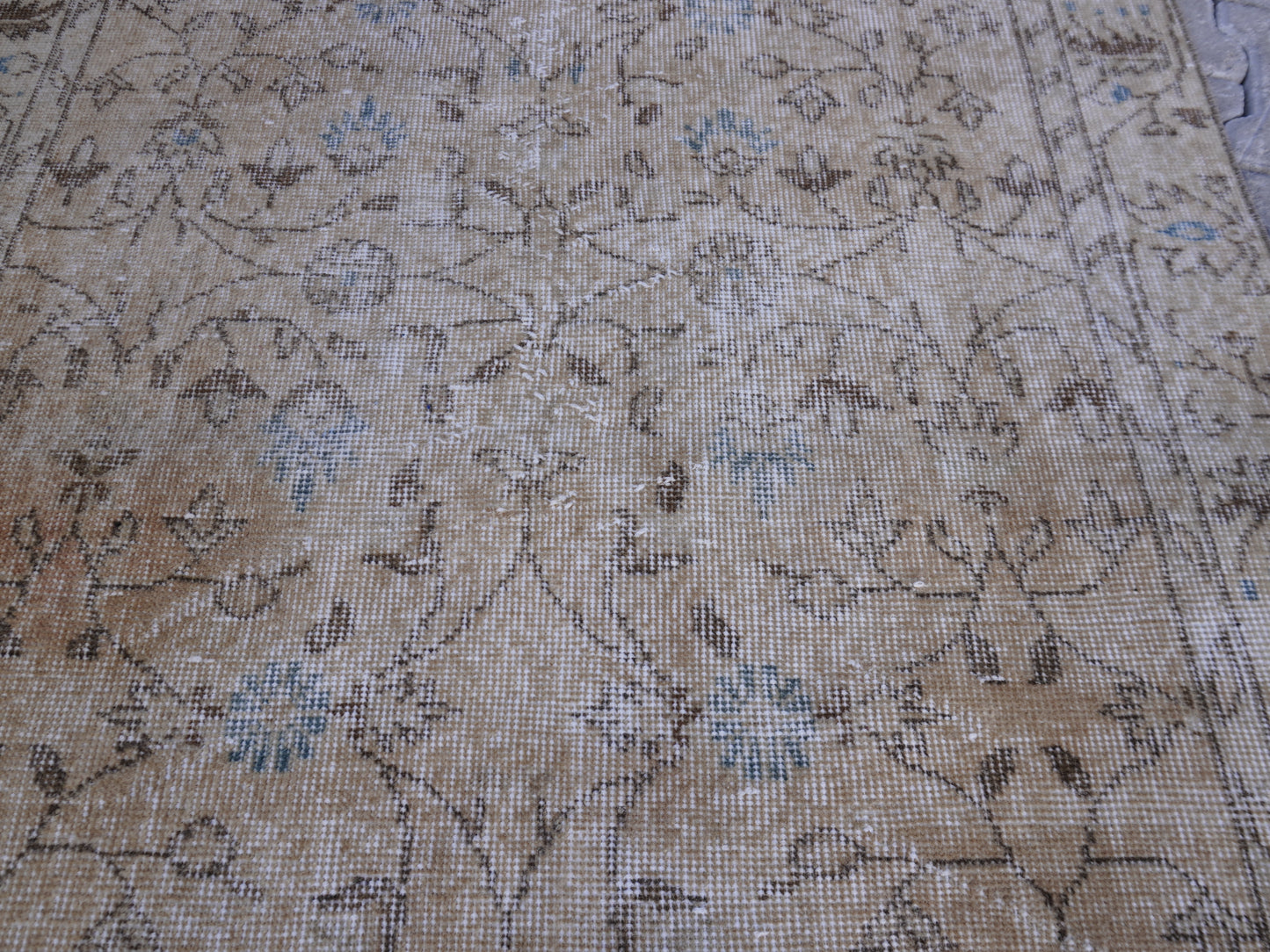 Neutral Small Rug 4x7 ft - sku 972