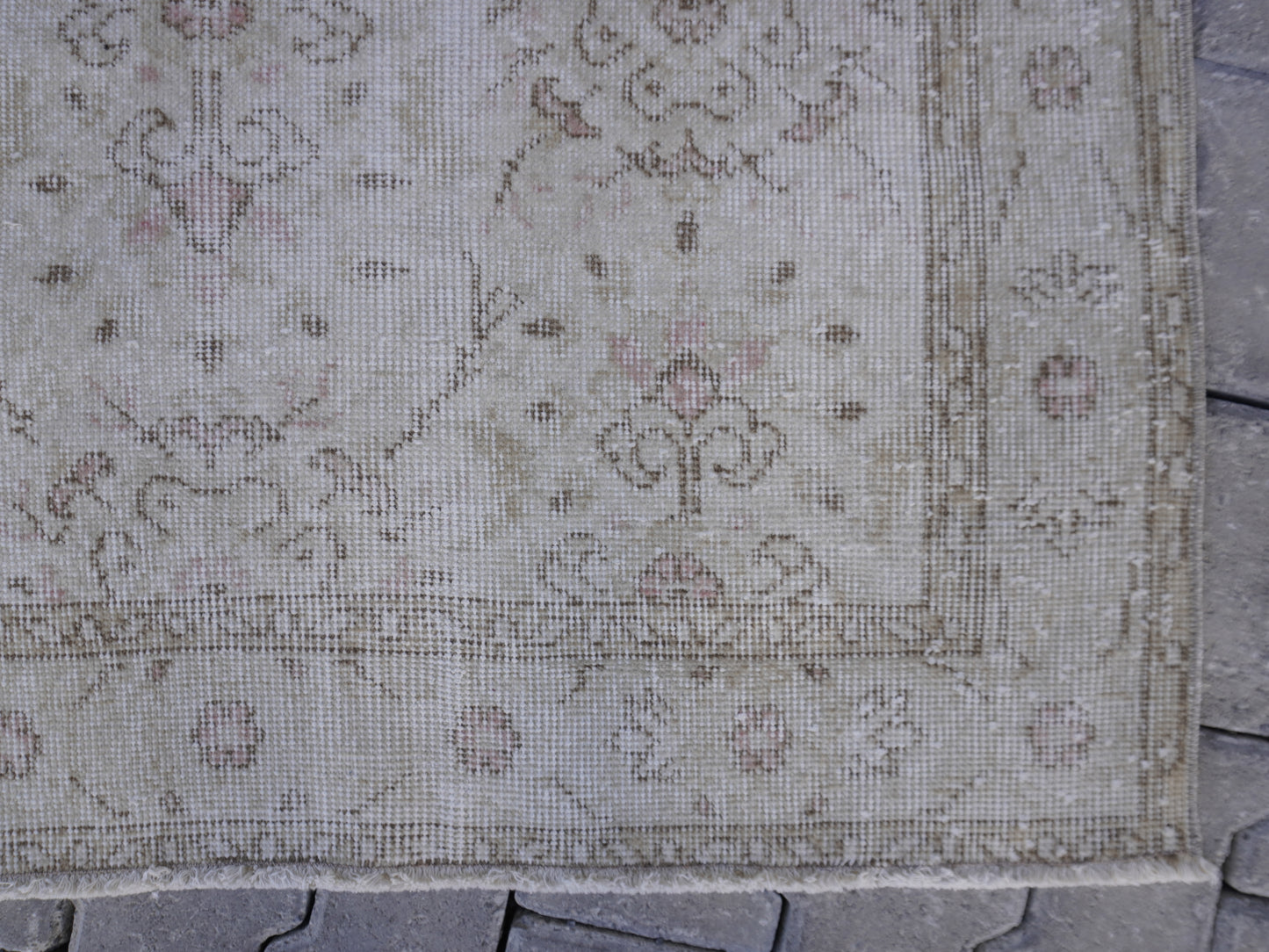 Neutral Small Rug 4x7 ft - sku 1158