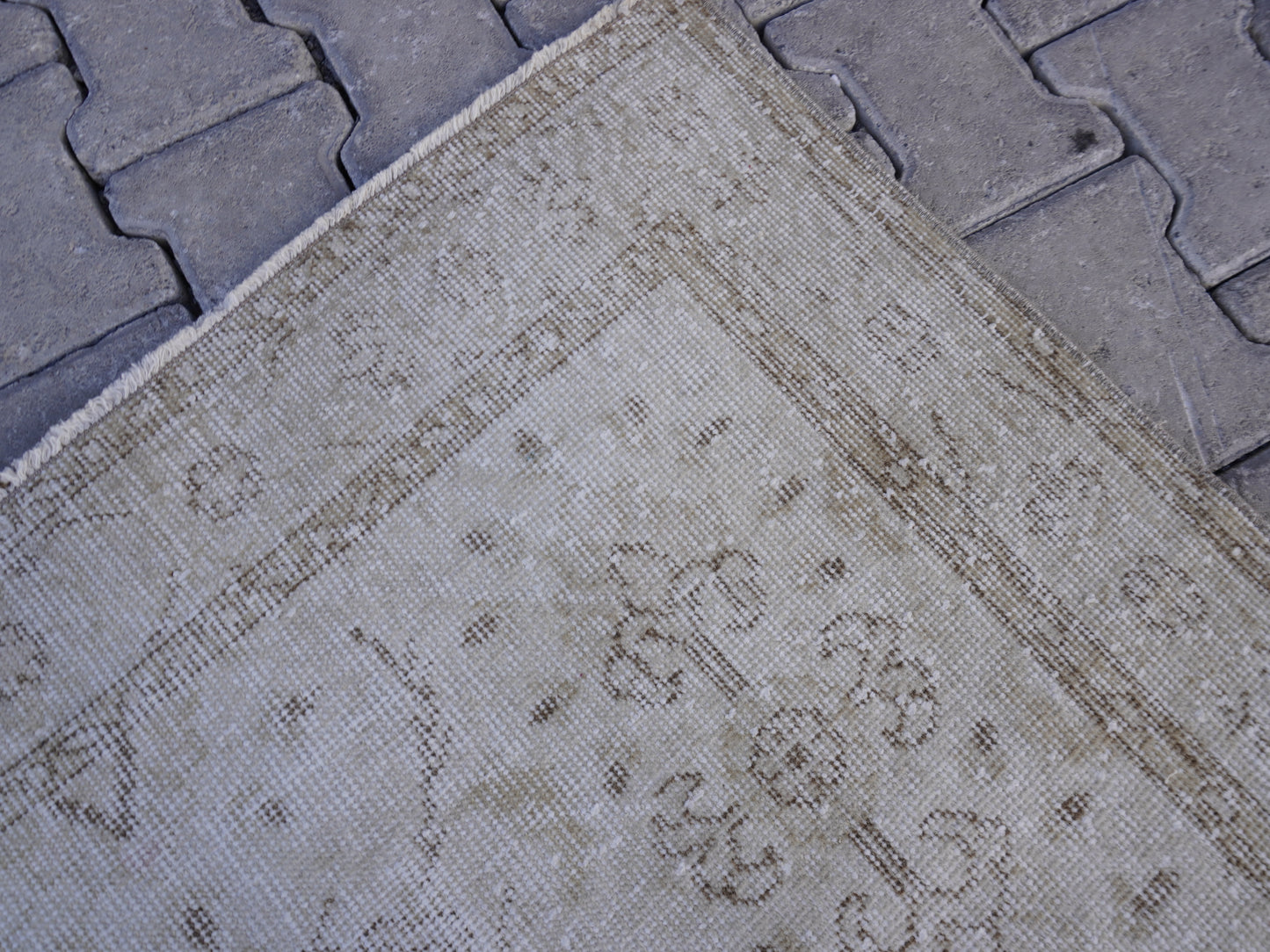 Neutral Small Rug 4x7 ft - sku 1158