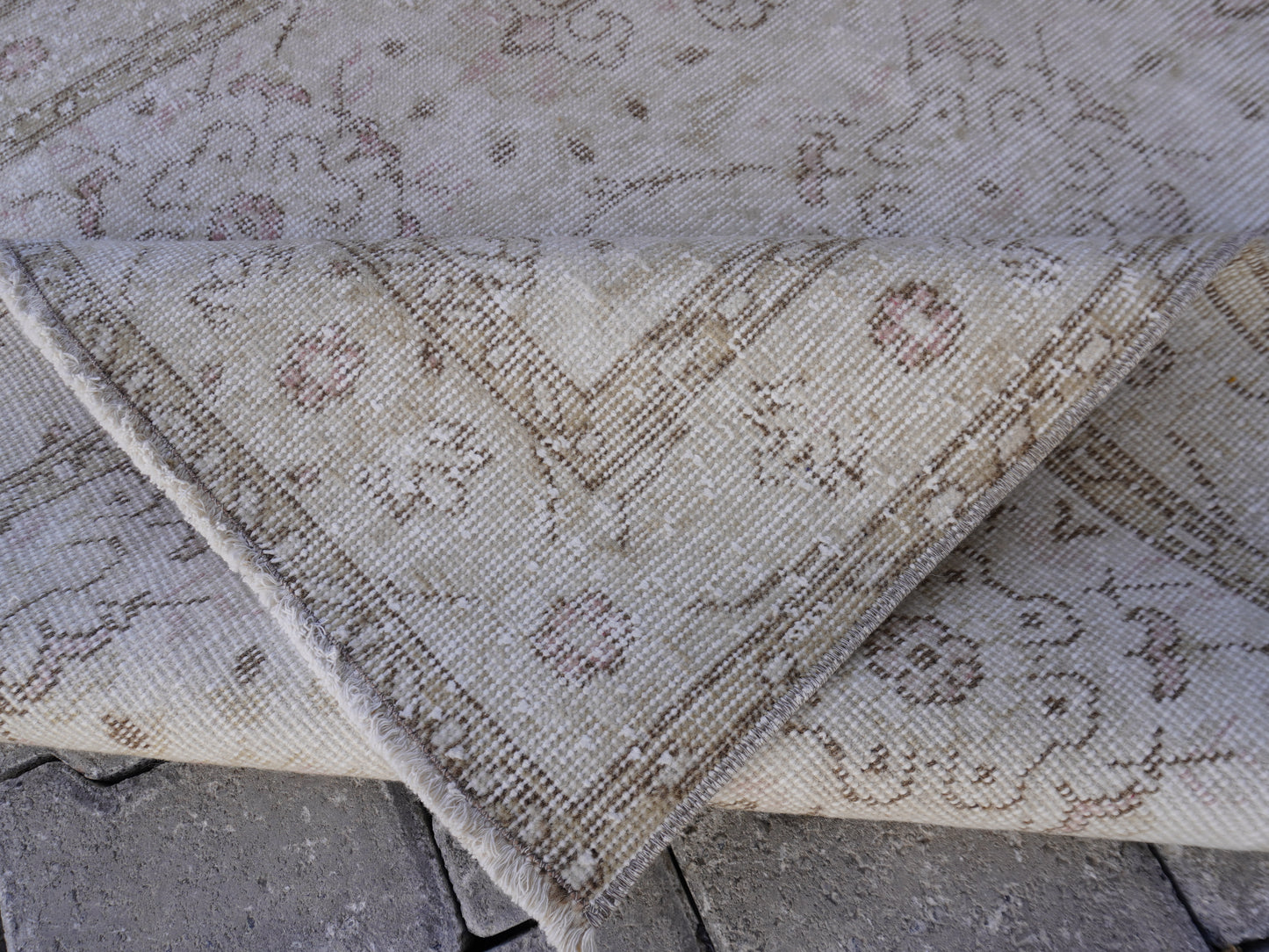 Neutral Small Rug 4x7 ft - sku 1158