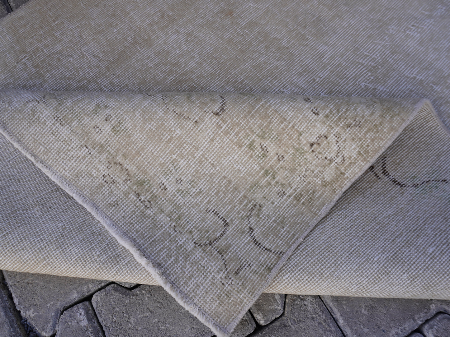 Neutral Small Rug 4x7 ft - sku 1004