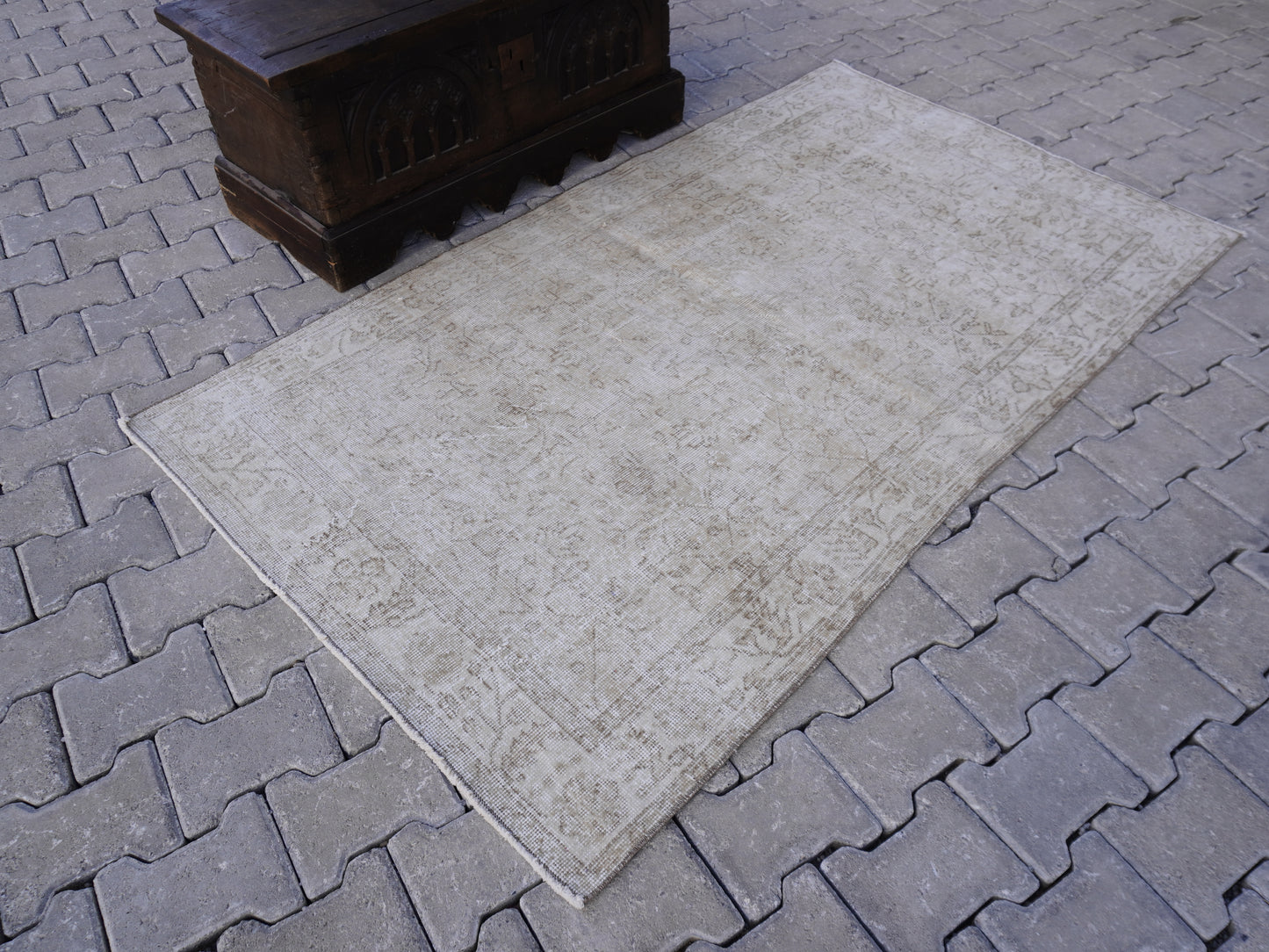 Neutral Small Rug 4x7 ft - sku 975
