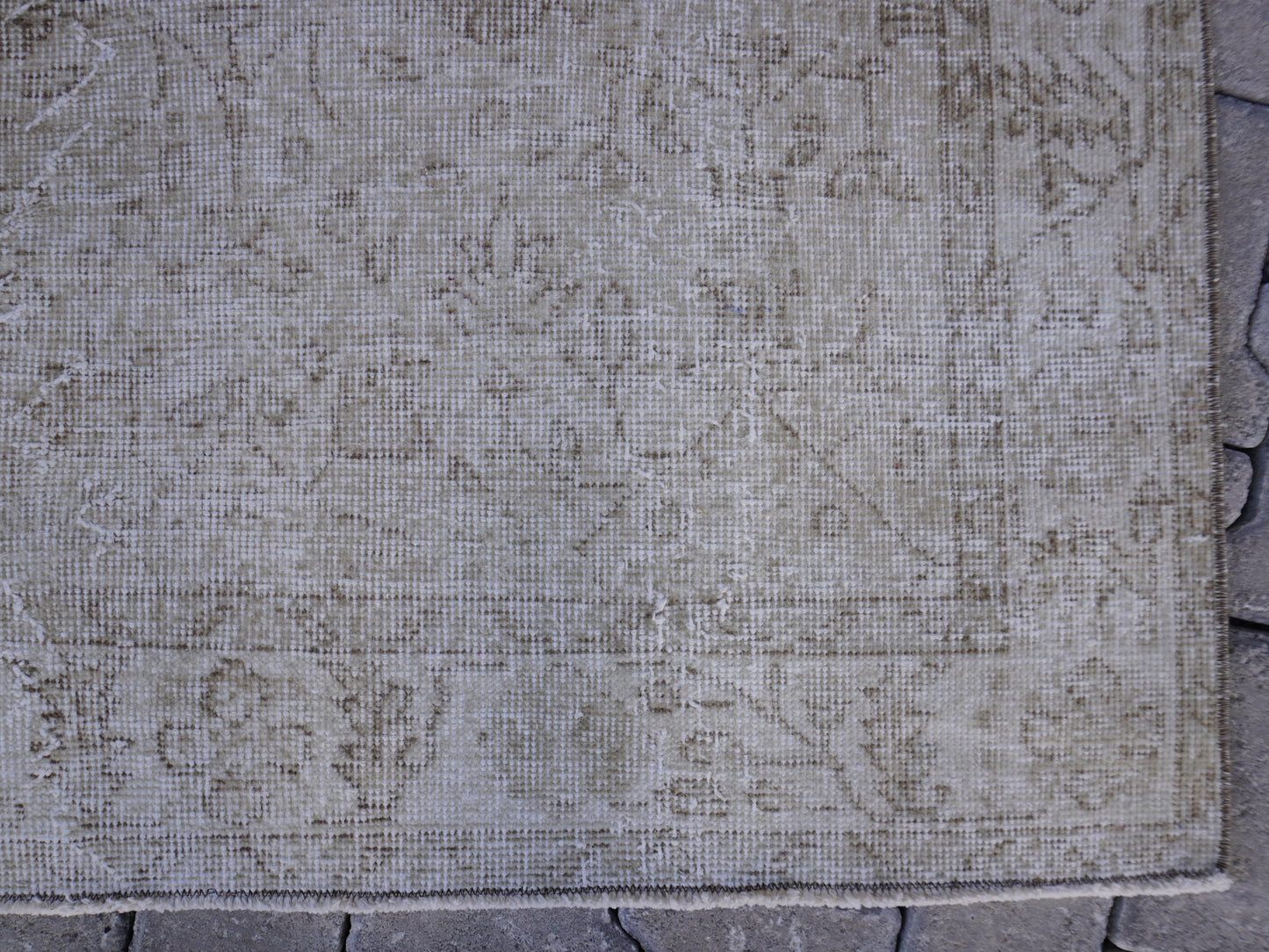 Neutral Small Rug 4x7 ft - sku 975