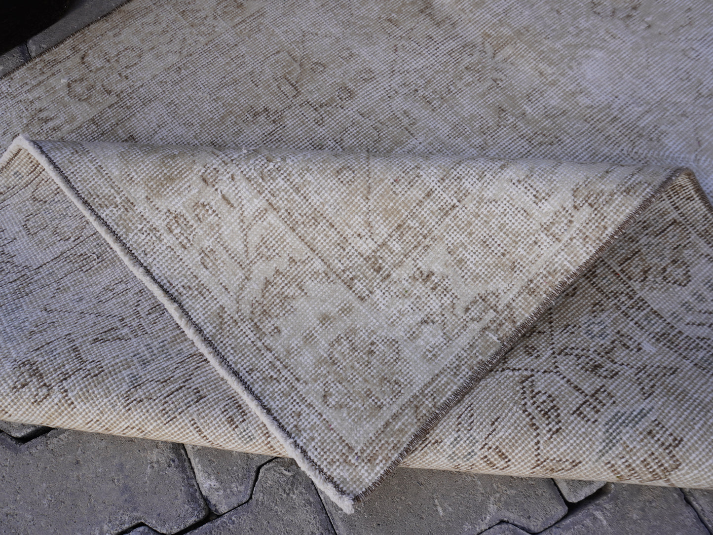 Neutral Small Rug 4x7 ft - sku 975