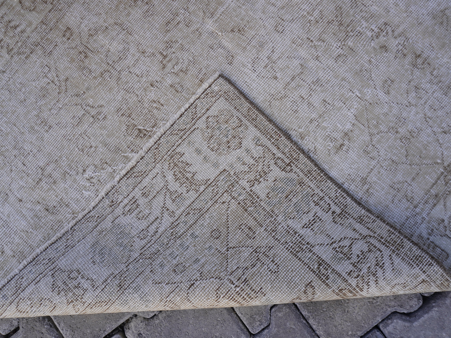 Neutral Small Rug 4x7 ft - sku 975