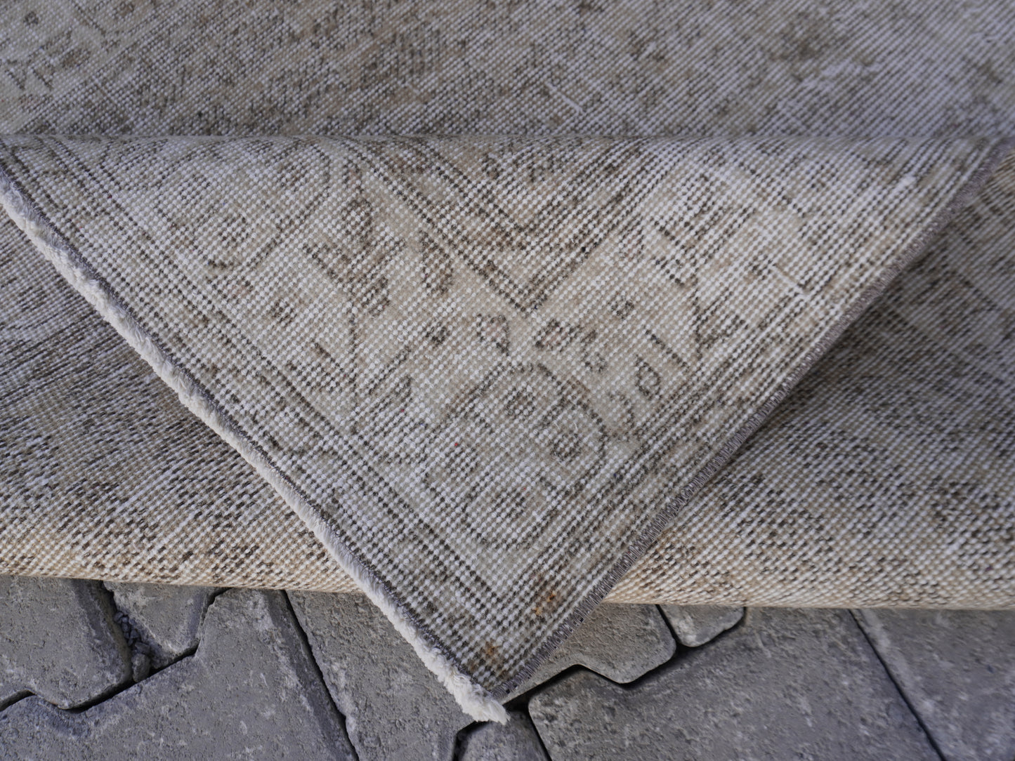 Neutral Small Rug 4x7 ft - sku 976