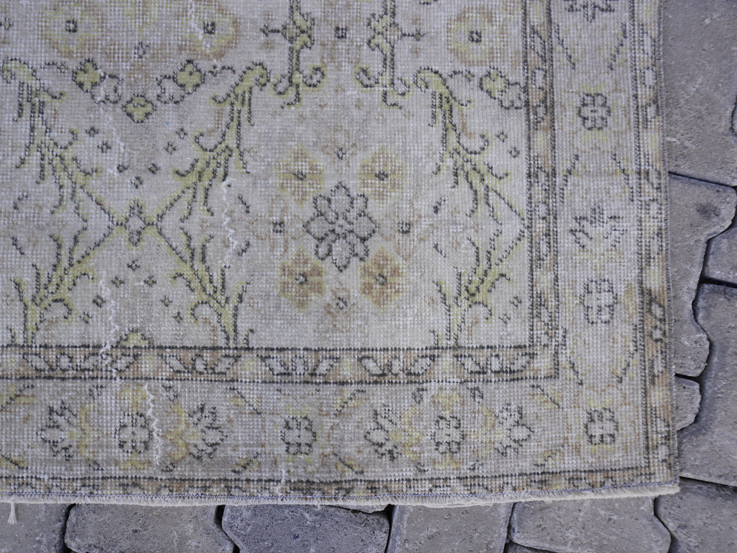 Neutral Small Rug 4x7 ft - sku 1009