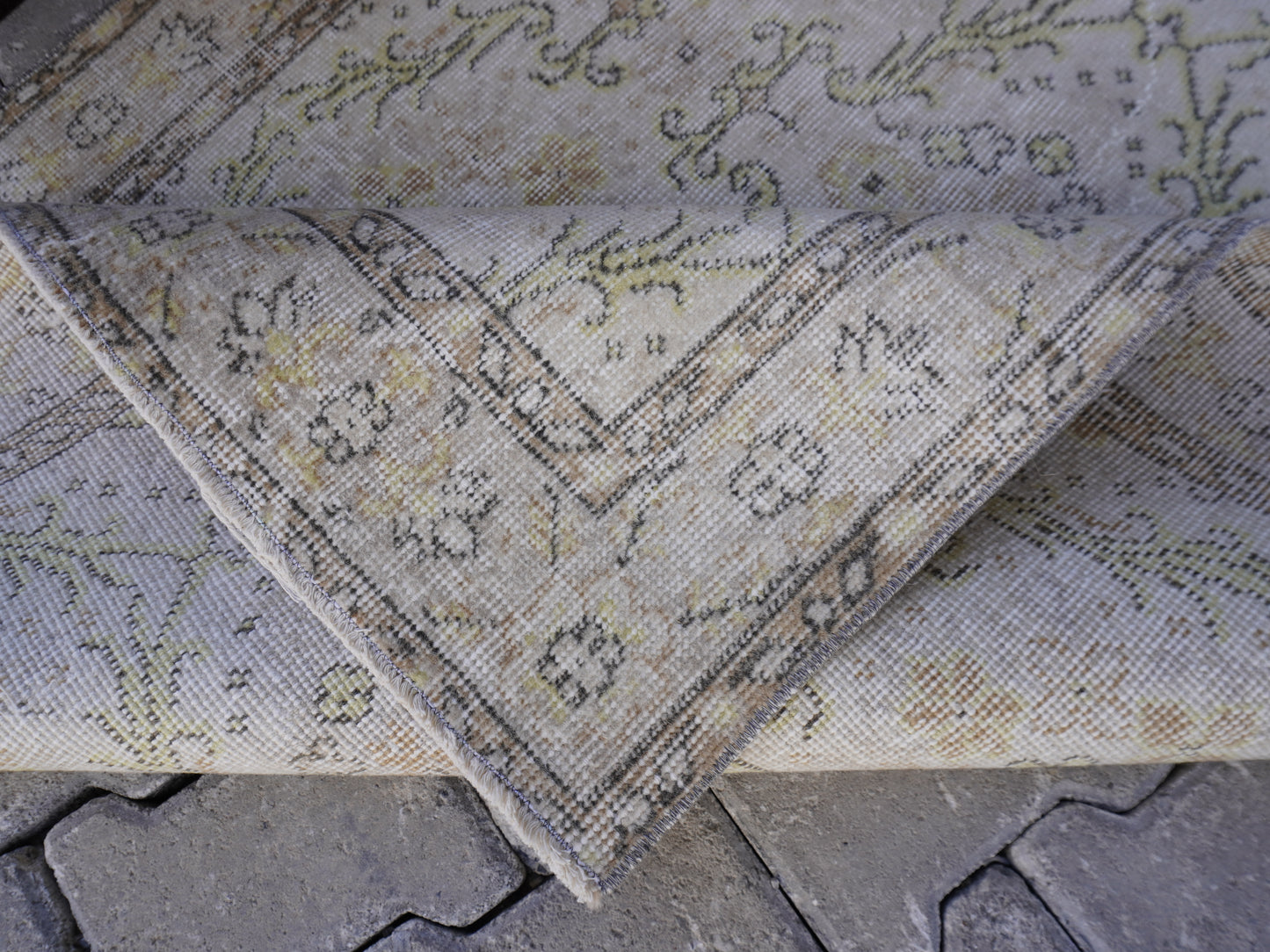 Neutral Small Rug 4x7 ft - sku 1009