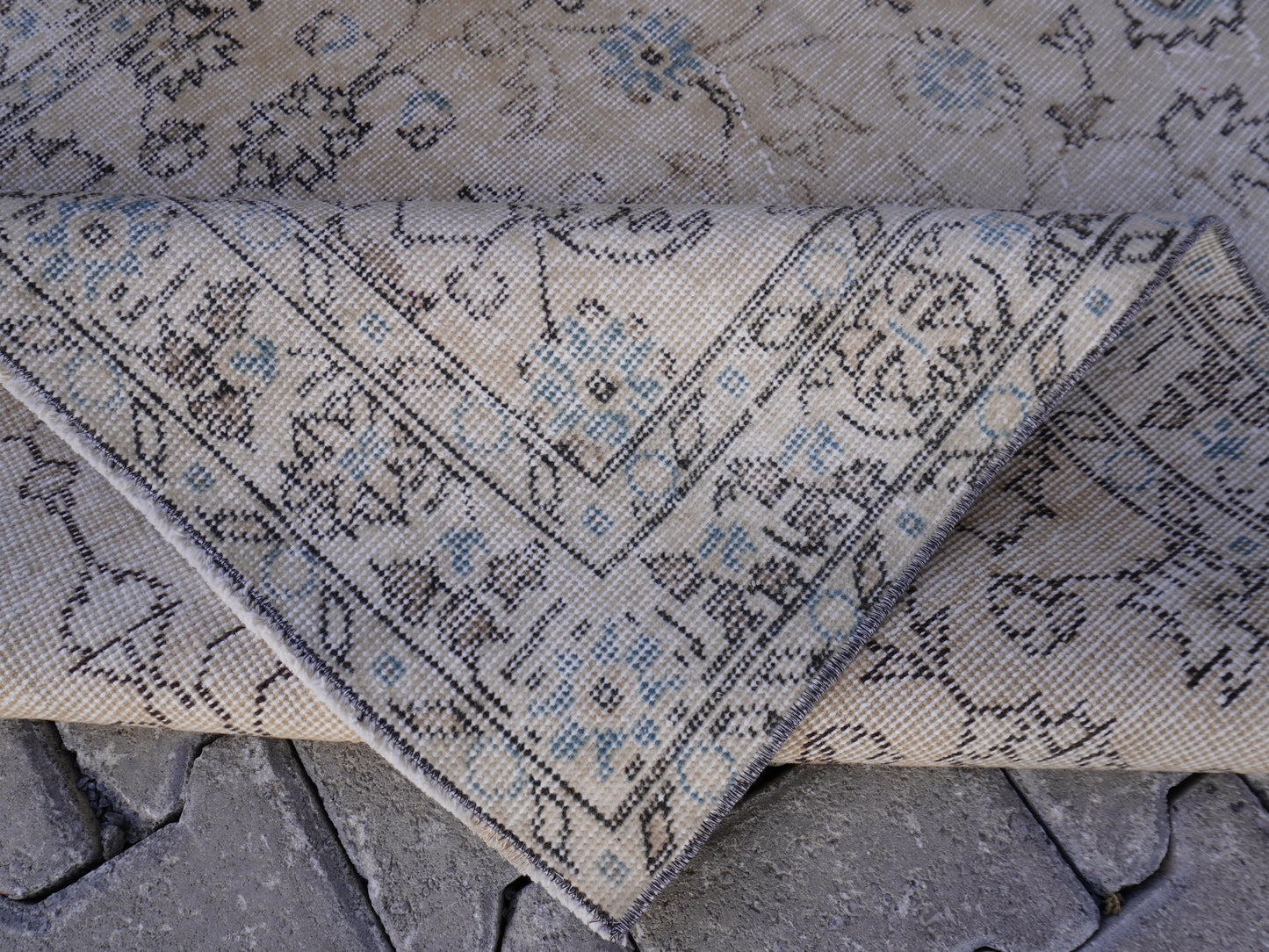 Neutral Small Rug 4x7 ft - sku 1151