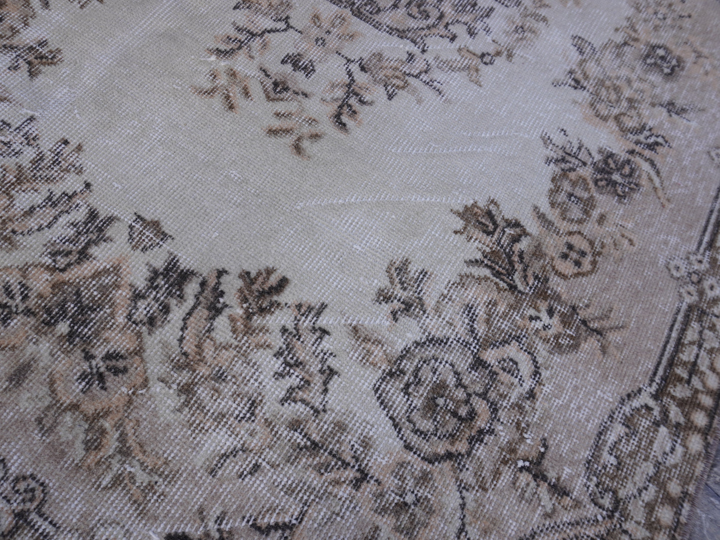 Neutral Small Rug 4x7 ft - sku 904