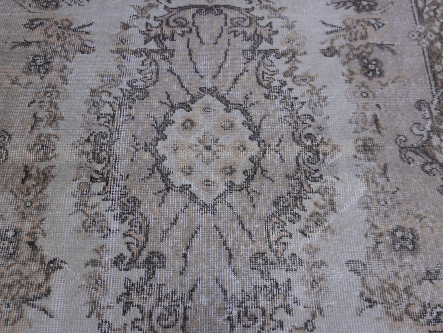 Neutral Small Rug 4x7 ft - sku 904