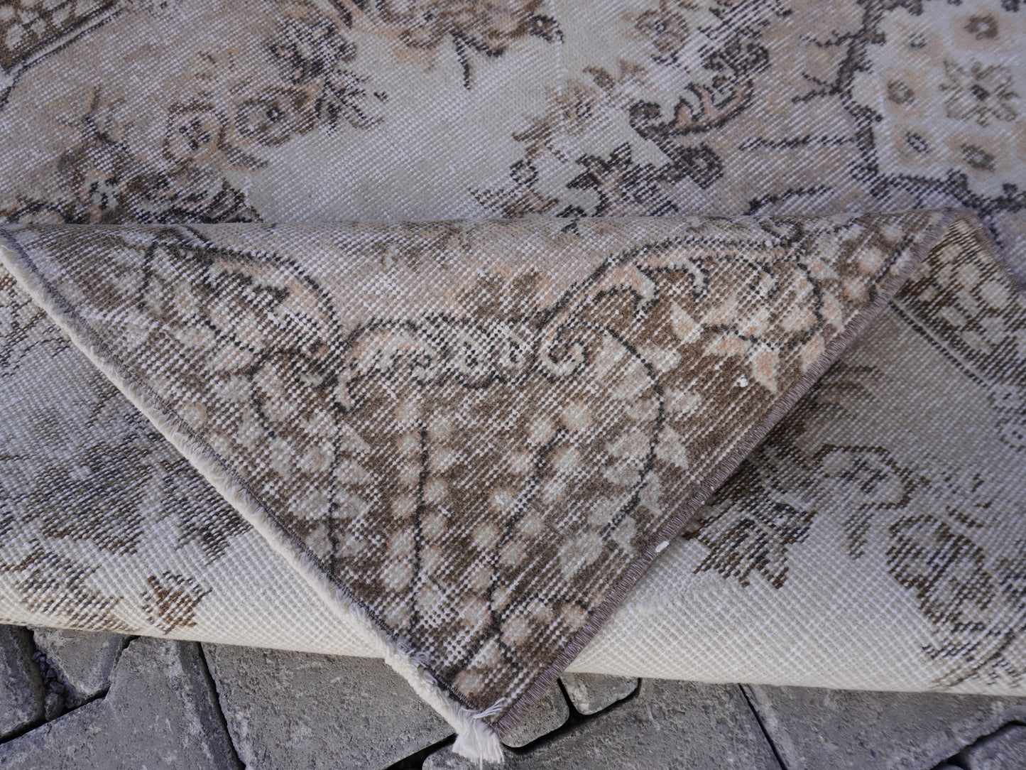 Neutral Small Rug 4x7 ft - sku 904