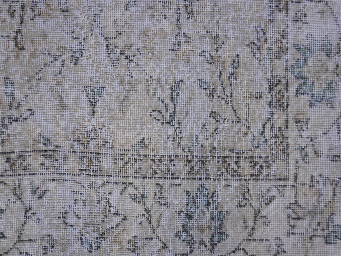Neutral Small Rug 4x7 ft - sku 1014