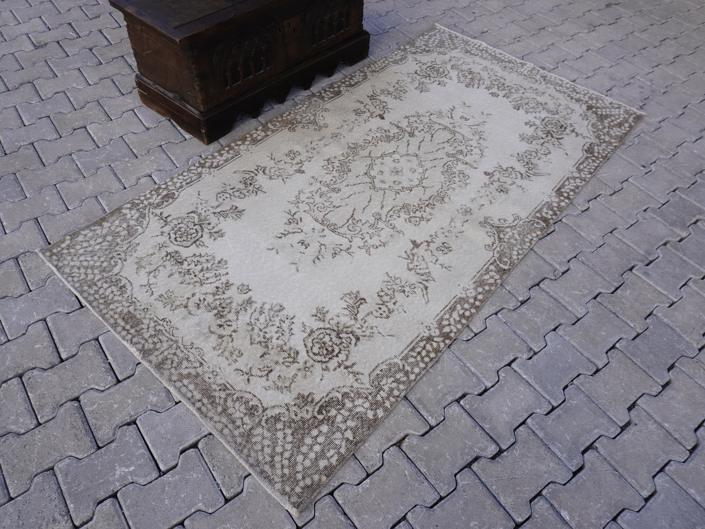 Neutral Small Rug 4x7 ft - sku 1513