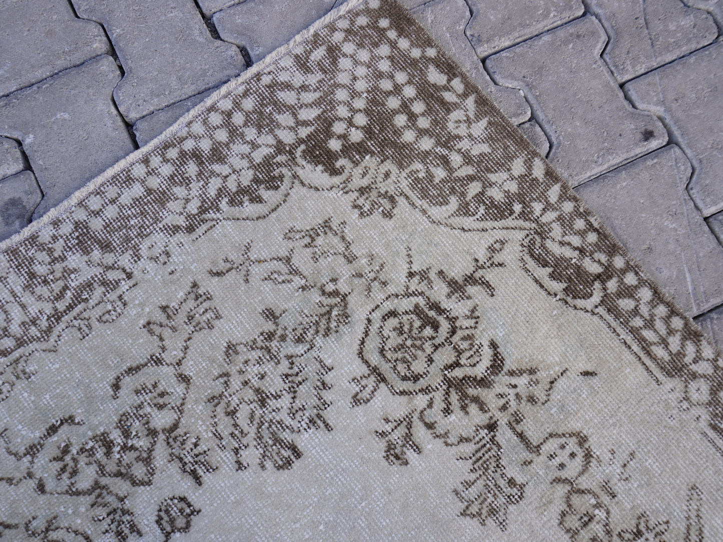 Neutral Small Rug 4x7 ft - sku 1513