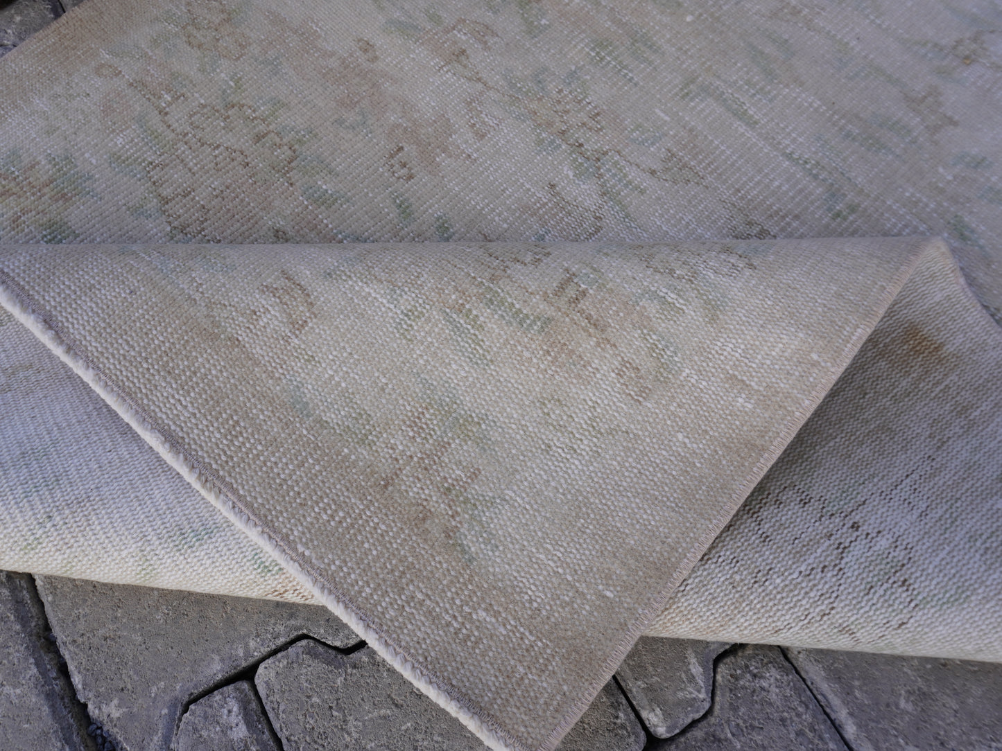 Neutral Small Rug 4x7 ft - sku 1510