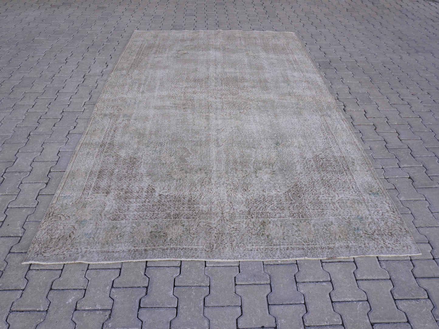 Vintage Wool isparta rug 6x10 ft - sku81