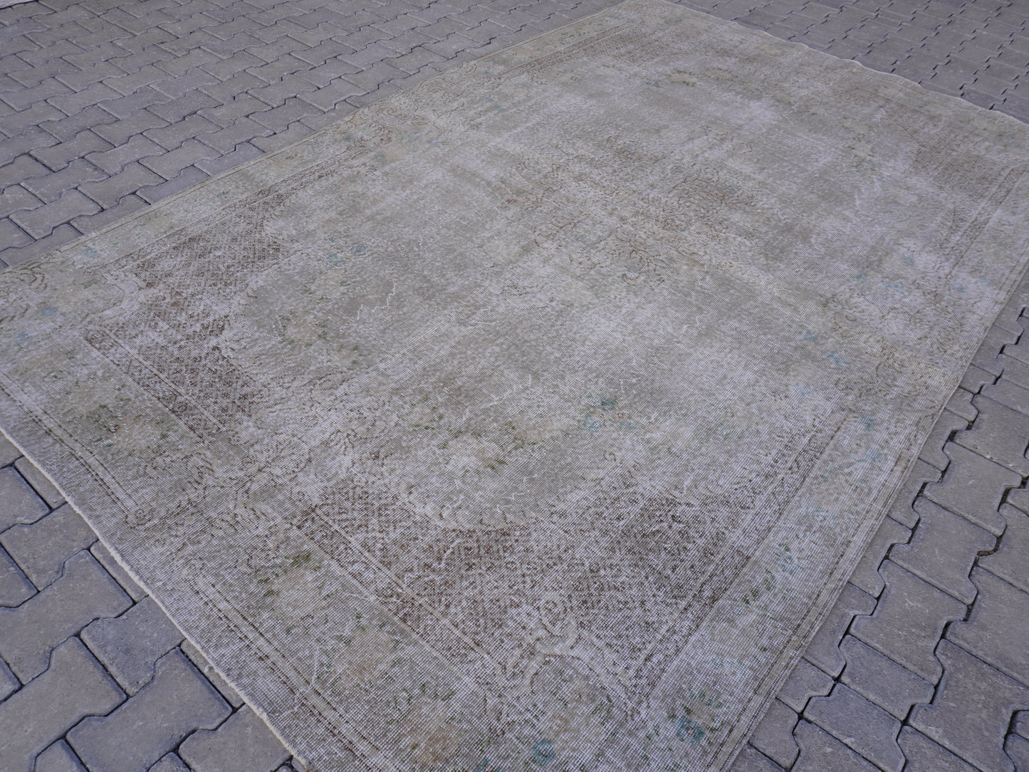 Vintage Wool isparta rug 6x10 ft - sku81