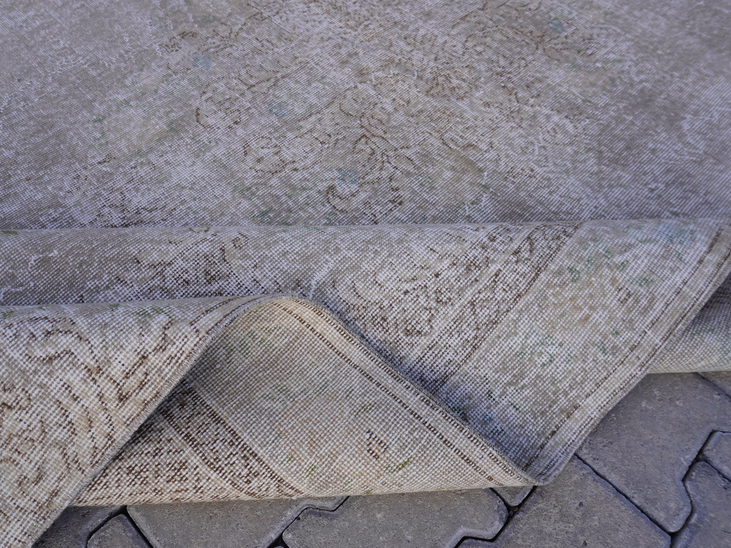 Vintage Wool isparta rug 6x10 ft - sku81