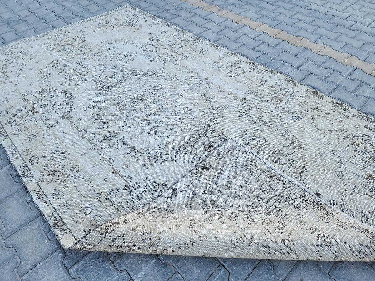 5x9 Vintage Turkish Rug: Handwoven Wool, Neutral Oriental Design