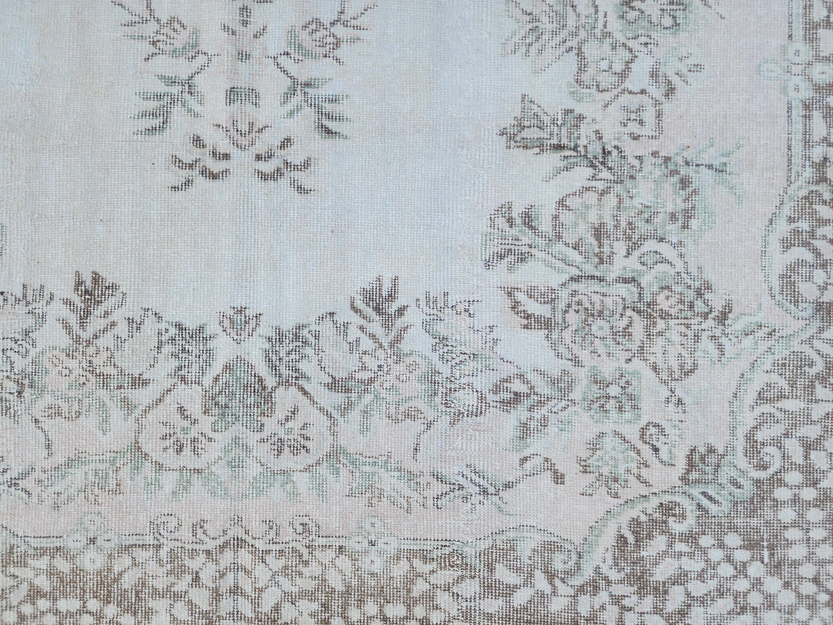 6x10 Vintage Rug: Gray Medallion Oriental Design, Neutral Living Room Interior