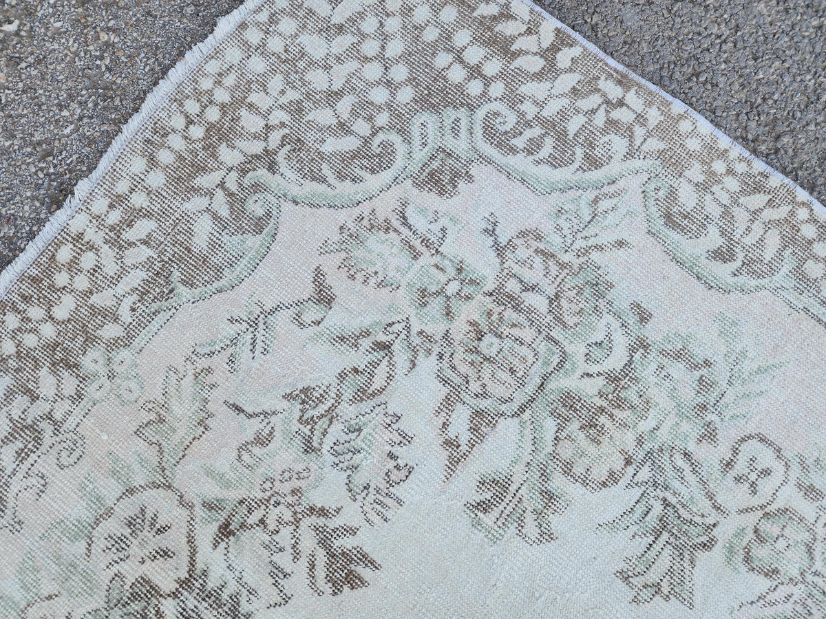 6x10 Vintage Rug: Gray Medallion Oriental Design, Neutral Living Room Interior
