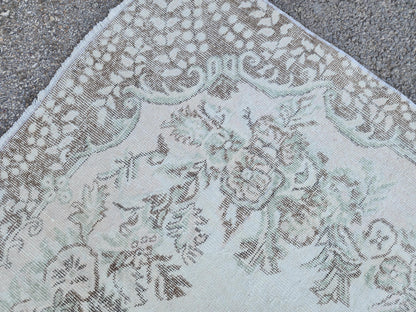 6x10 Vintage Rug: Gray Medallion Oriental Design, Neutral Living Room Interior
