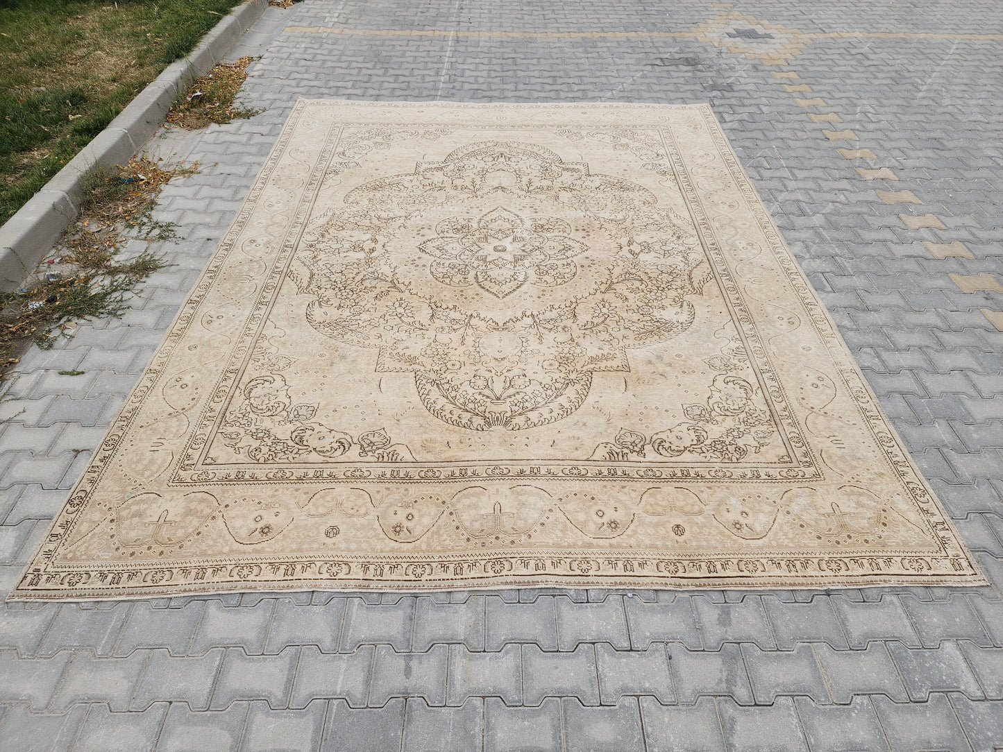 Neutral Vintage Large Rug 9x12 ft - skua201