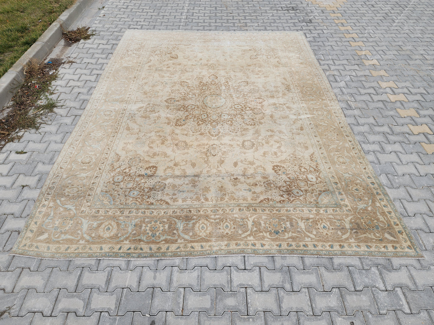 Neutral Vintage Rug 9x12 ft - sku1464