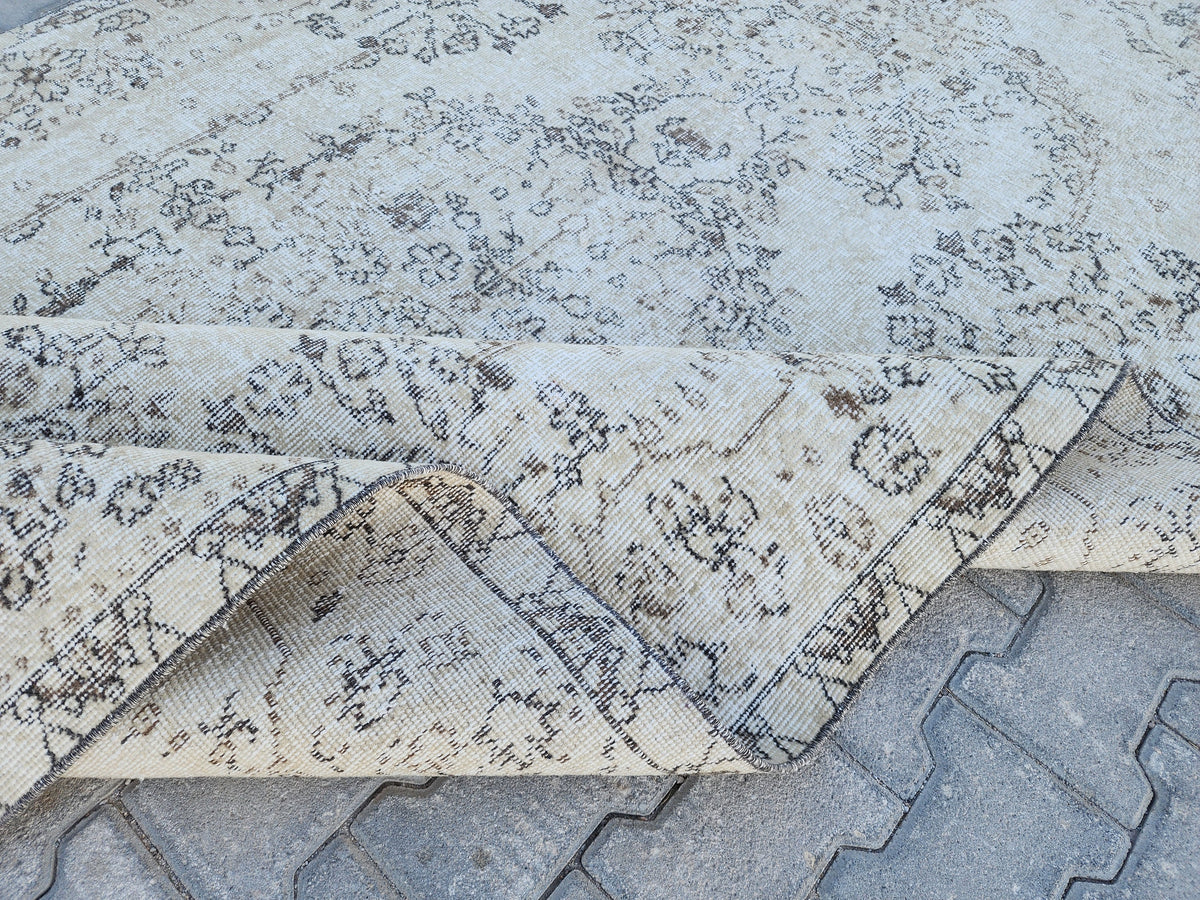 5x9 Vintage Turkish Rug: Handwoven Wool, Neutral Oriental Design