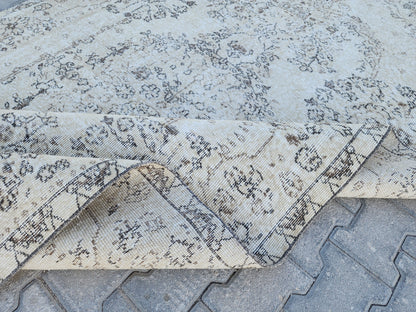 5x9 Vintage Turkish Rug: Handwoven Wool, Neutral Oriental Design