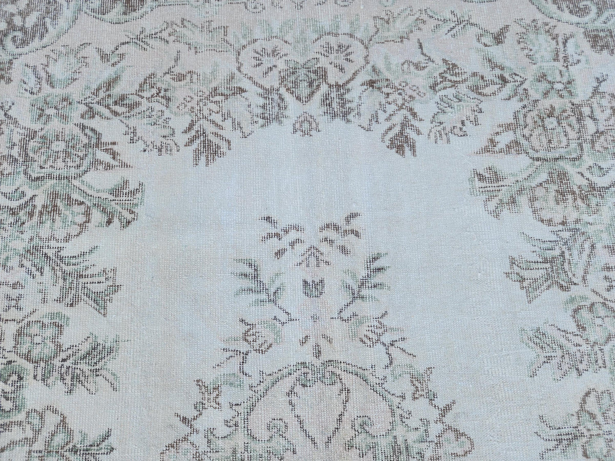 6x10 Vintage Rug: Gray Medallion Oriental Design, Neutral Living Room Interior