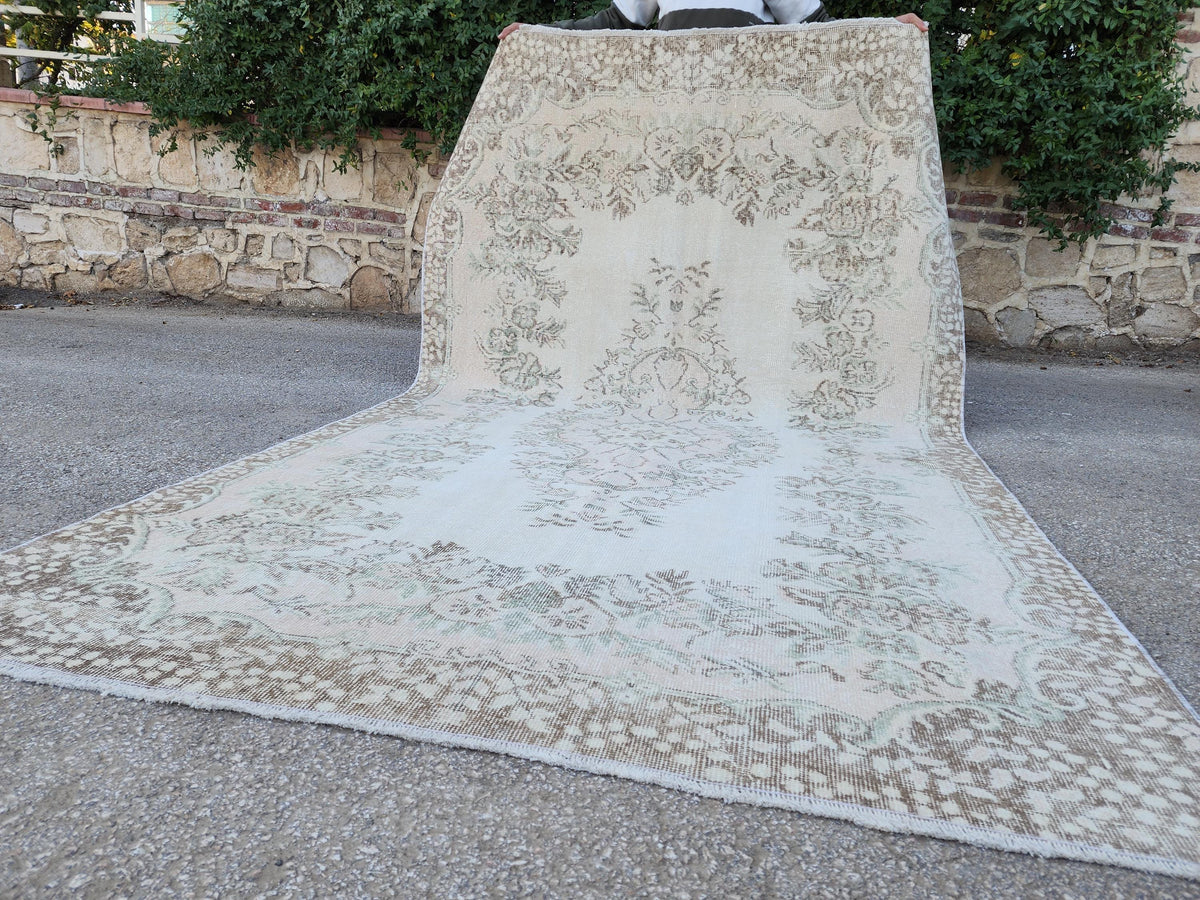 6x10 Vintage Rug: Gray Medallion Oriental Design, Neutral Living Room Interior